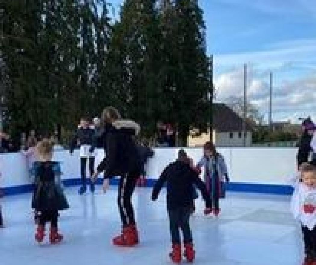 Installation d'une patinoire synthétique recouverte par notre chapiteau 