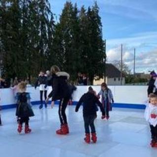 Patinoire synthétique jusqu'à 90 metres carré  avec patins à glace 