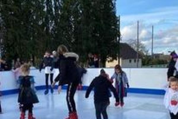 Patinoire synthétique jusqu'à 90 metres carré  avec patins à glace 