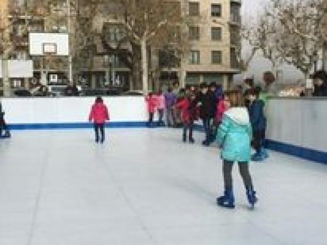 Patinoire synthétique jusqu'à 90 metres carré  avec patins à glace 